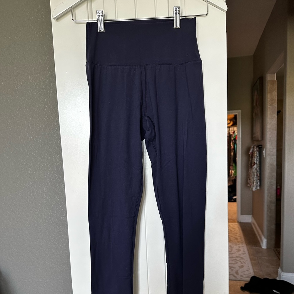 Buff Bunny 28” Navy Leggings, Size M, light pilling, buttery soft, Good cond.